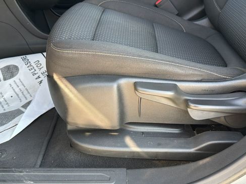 Used 2022 GMC Acadia SLE FWD image 17