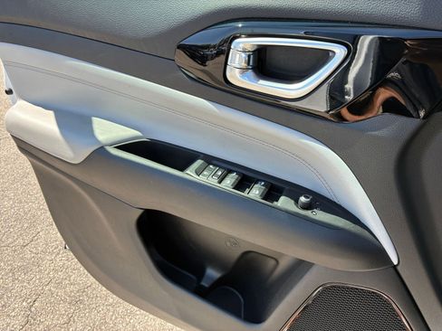 Used 2025 Jeep Compass Limited image 18