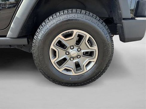 Used 2015 Jeep Wrangler Unlimited Rubicon w/ Connectivity Group image 17