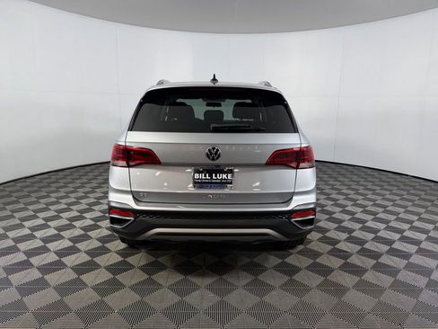 Used 2022 Volkswagen Taos SE w/ Panoramic Sunroof Package image 9