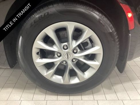 Used 2025 Chrysler Pacifica Select AWD/4WD image 24