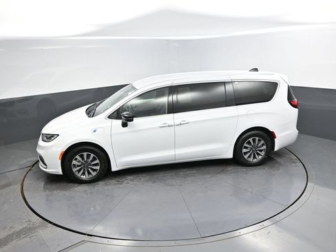 Used 2024 Chrysler Pacifica Limited FWD image 27