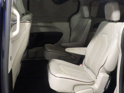 Used 2017 Chrysler Pacifica Limited image 7