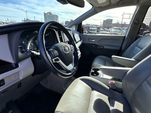 Used 2019 Toyota Sienna XLE w/ XLE Navigation Package image 21