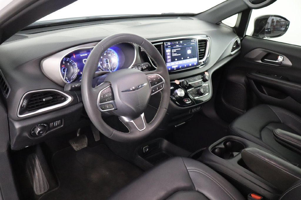 Used 2025 Chrysler Pacifica Select FWD image 28