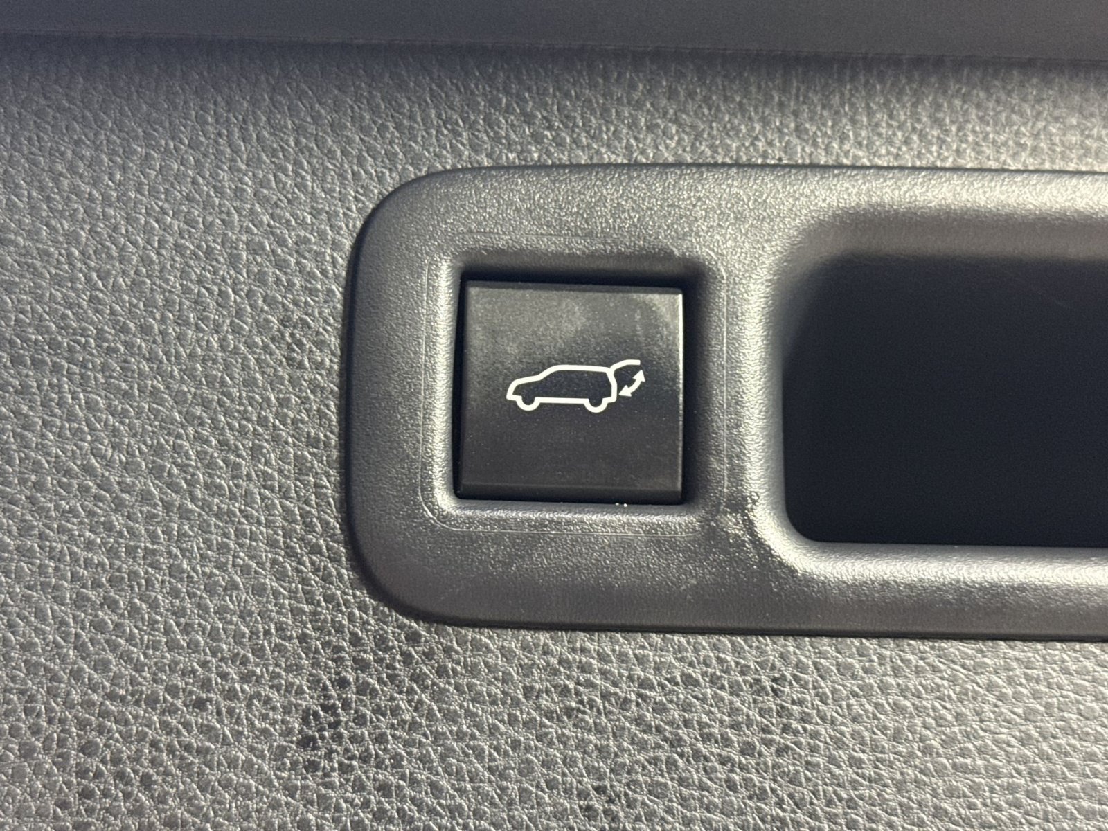Used 2023 Toyota Highlander LE AWD/4WD image 39
