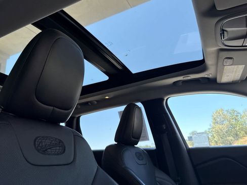 Used 2019 Jeep Cherokee Overland w/ Technology Group AWD/4WD image 18