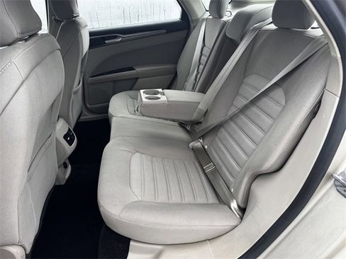 Used 2017 Ford Fusion SE w/ Fusion SE Technology Package image 18