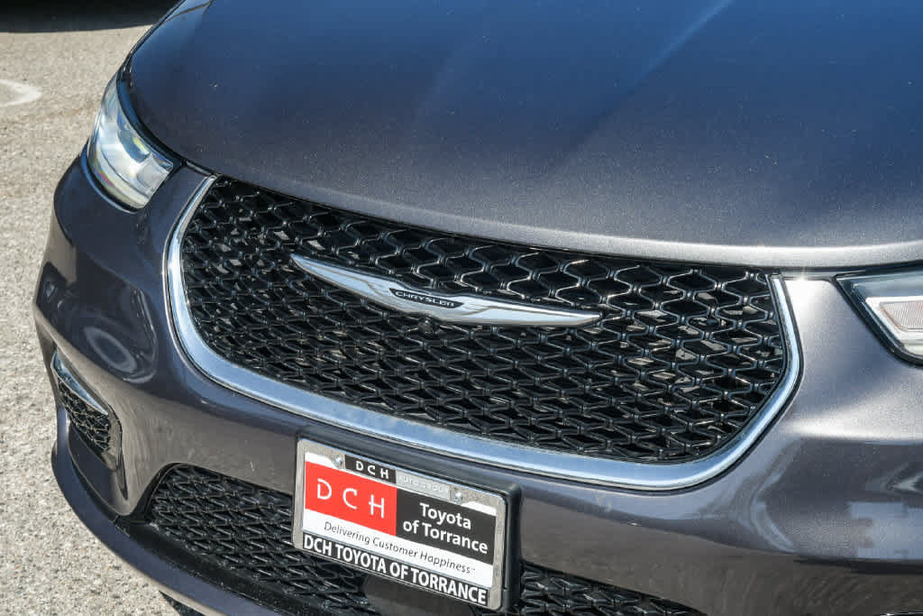 Used 2023 Chrysler Pacifica Touring-L FWD image 5