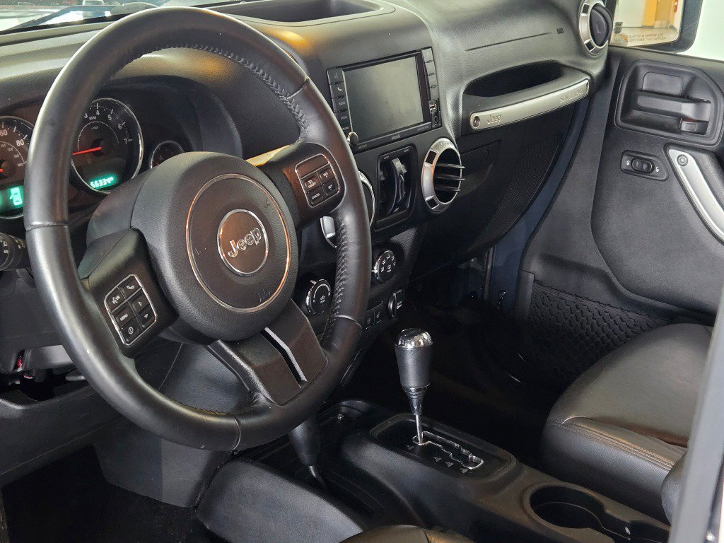 Used 2017 Jeep Wrangler Unlimited Sahara w/ Connectivity Group AWD/4WD image 17
