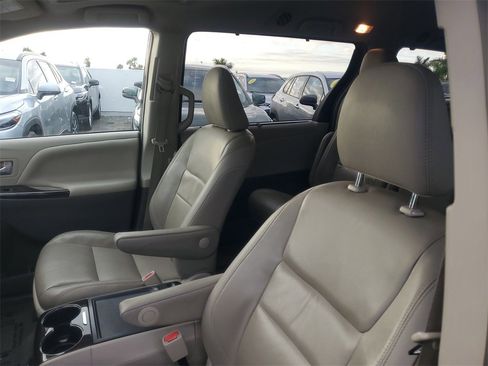 Used 2019 Toyota Sienna XLE image 17