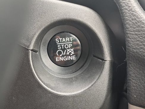 Used 2018 Jeep Compass Latitude w/ Popular Equipment Group FWD image 14