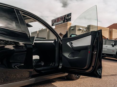 Used 2021 Tesla Model Y Long Range AWD/4WD image 39