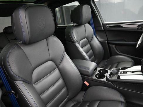 Certified 2025 Porsche Macan AWD/4WD image 30