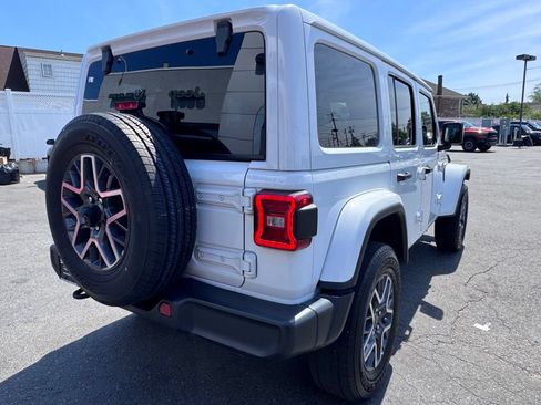 Used 2025 Jeep Wrangler Unlimited Sahara AWD/4WD image 7