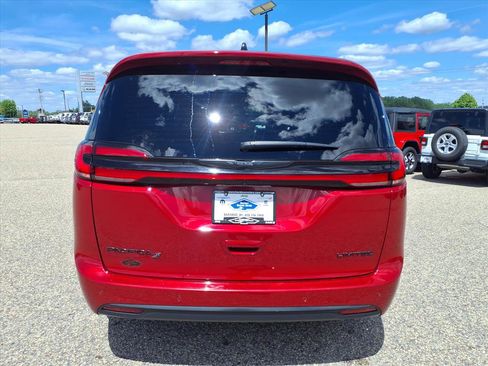 Used 2025 Chrysler Pacifica Limited FWD image 6