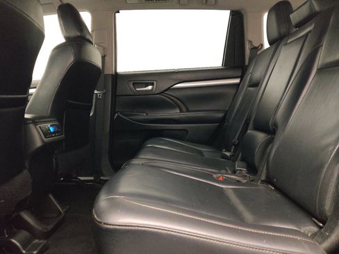 Used 2019 Toyota Highlander XLE FWD image 18