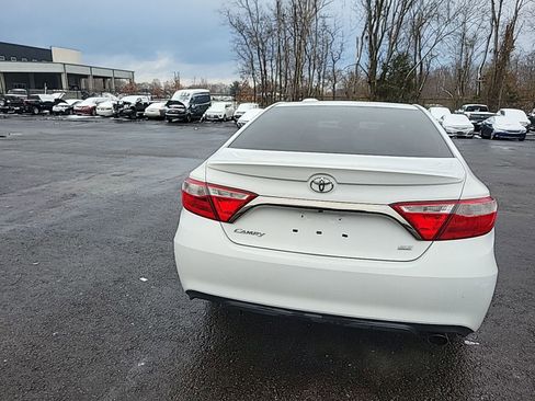 Used 2017 Toyota Camry SE image 3