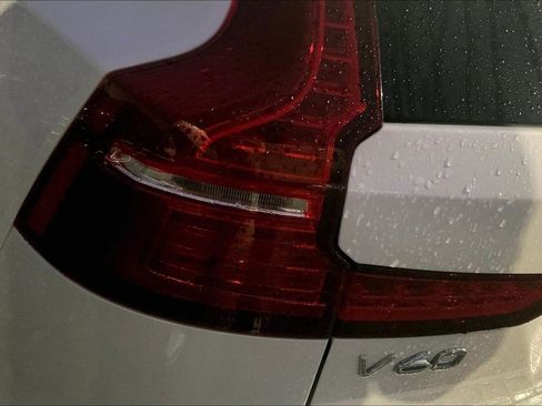 Used 2022 Volvo V60 T5 Cross Country image 28