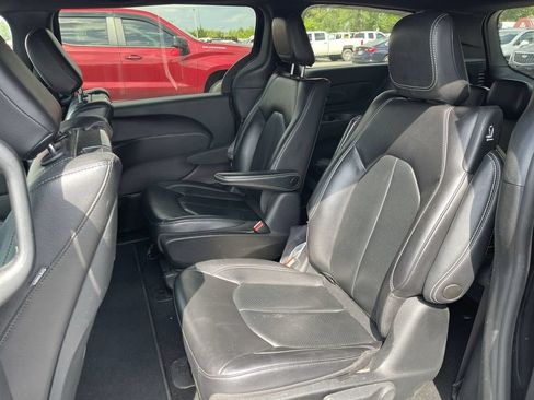 Used 2022 Chrysler Pacifica Touring-L w/ Uconnect Theater Family Group FWD image 9