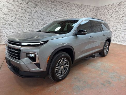 Used 2024 Chevrolet Traverse LT w/ Trailering Package image 3