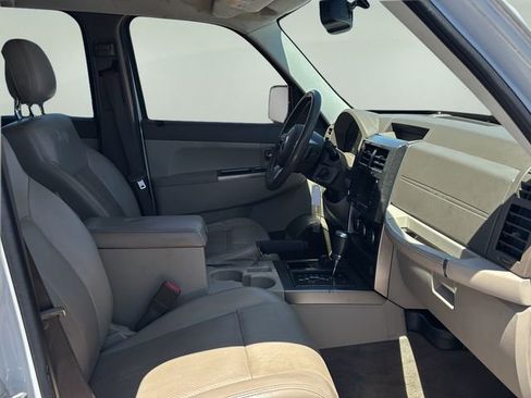 Used 2011 Jeep Liberty Limited w/ Tire & Wheel Group AWD/4WD image 10