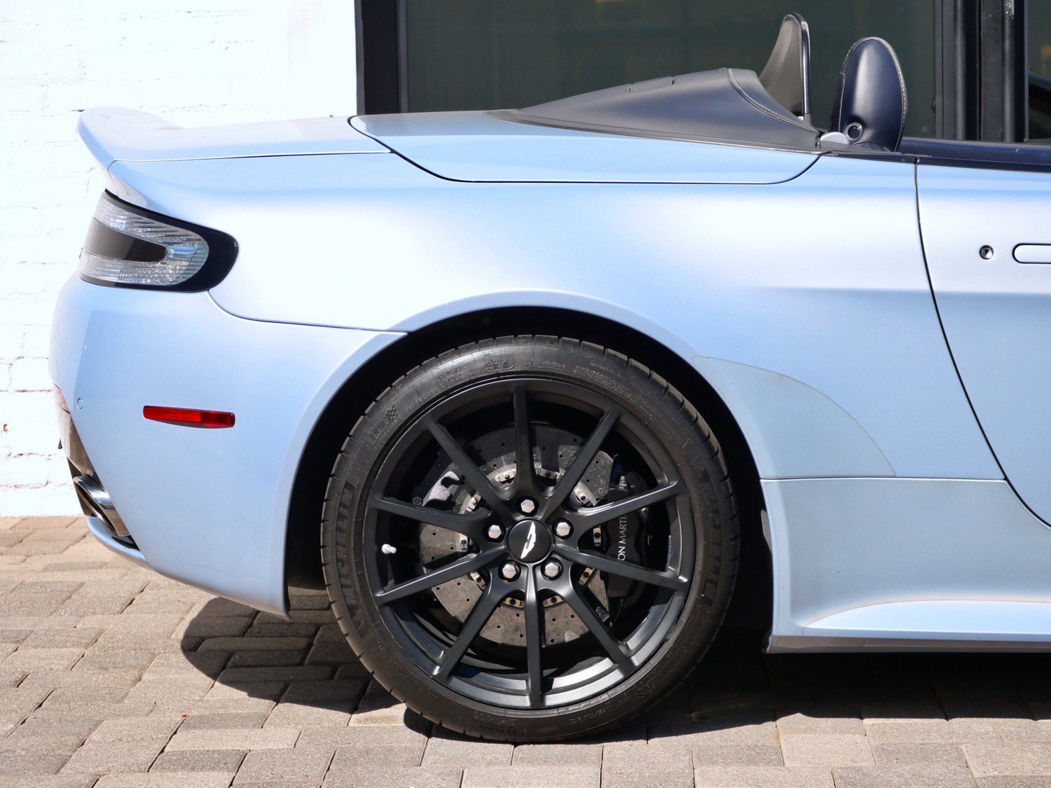 Used 2015 Aston Martin V12 Vantage S RWD image 23
