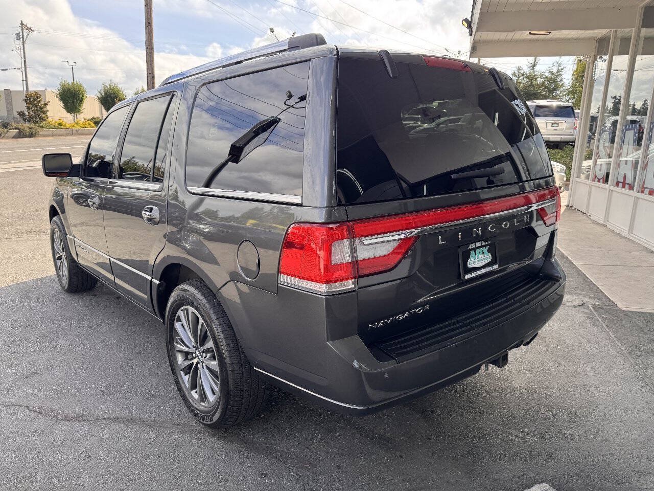 Used 2017 Lincoln Navigator Select RWD image 3
