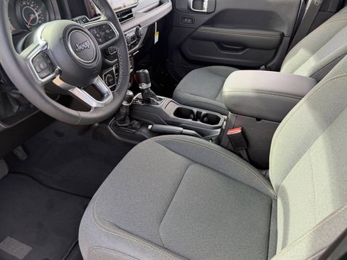 Used 2025 Jeep Wrangler Sahara image 10