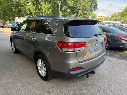 Used 2017 Kia Sorento AWD image 7