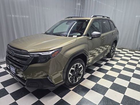 Certified 2025 Subaru Forester Premium AWD/4WD image 1