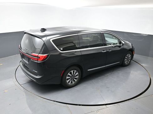 Used 2023 Chrysler Pacifica Limited image 14