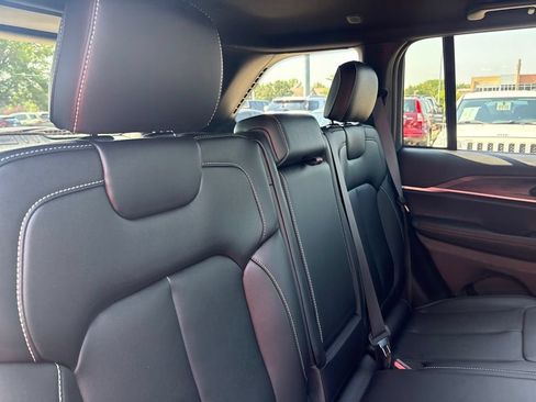 Used 2025 Jeep Grand Cherokee Limited AWD/4WD image 34