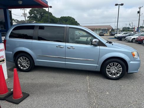 Used 2013 Chrysler Town & Country Touring-L w/ Entertainment Group #2 image 5