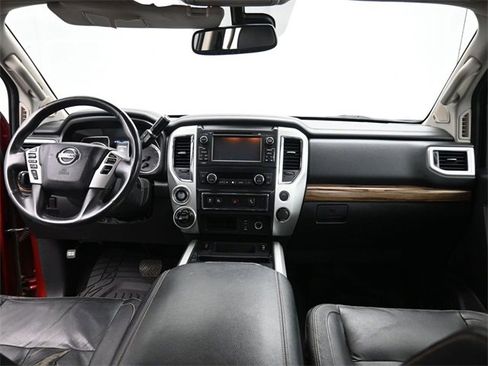 Used 2018 Nissan Titan SL image 22