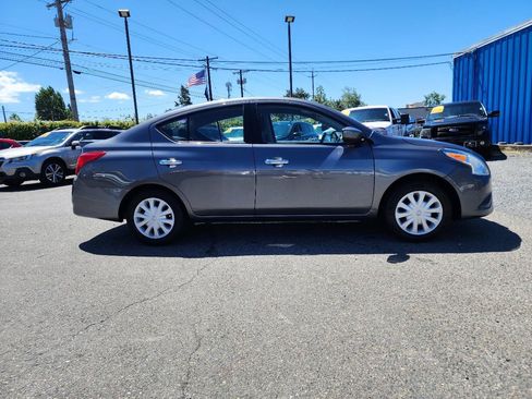 Used 2018 Nissan Versa SV FWD image 4