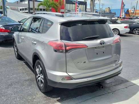 Used 2018 Toyota RAV4 LE FWD image 6