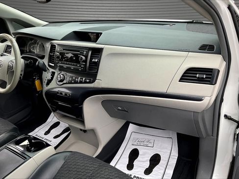 Used 2012 Toyota Sienna SE FWD image 25