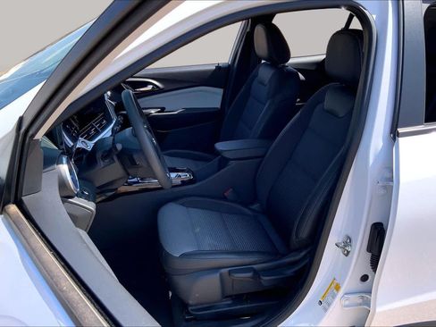 Used 2025 Chevrolet Trax LT FWD image 8