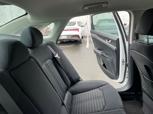 Used 2025 Nissan Versa SV FWD image 37