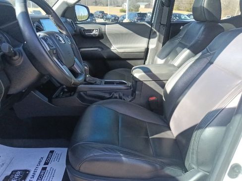 Used 2022 Toyota Tacoma TRD Off-Road image 14