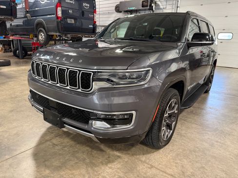 Used 2023 Jeep Wagoneer Series III w/ Preferred Equipment Group AWD/4WD image 40