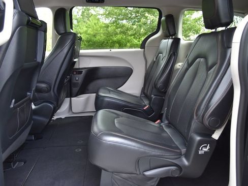 Used 2019 Chrysler Pacifica Touring-L Plus FWD image 27