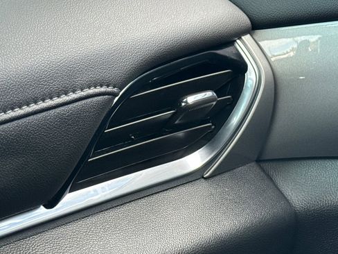 Used 2023 Chevrolet Traverse LT image 29