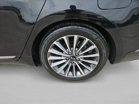 Used 2018 Kia Cadenza Premium w/ Luxury Package FWD image 9