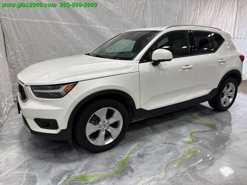 Used 2022 Volvo XC40 T5 Momentum image 1