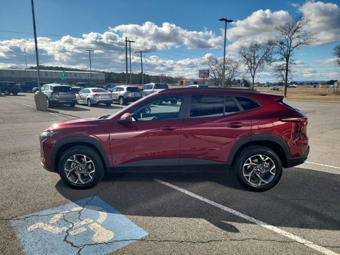 Used 2025 Chevrolet Trax LT w/ LT Convenience Package image 6