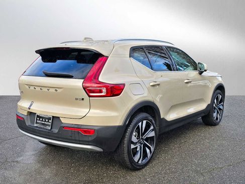 Used 2025 Volvo XC40 B5 Plus w/ Climate Package image 3
