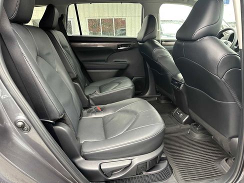 Used 2025 Toyota Highlander Limited image 12