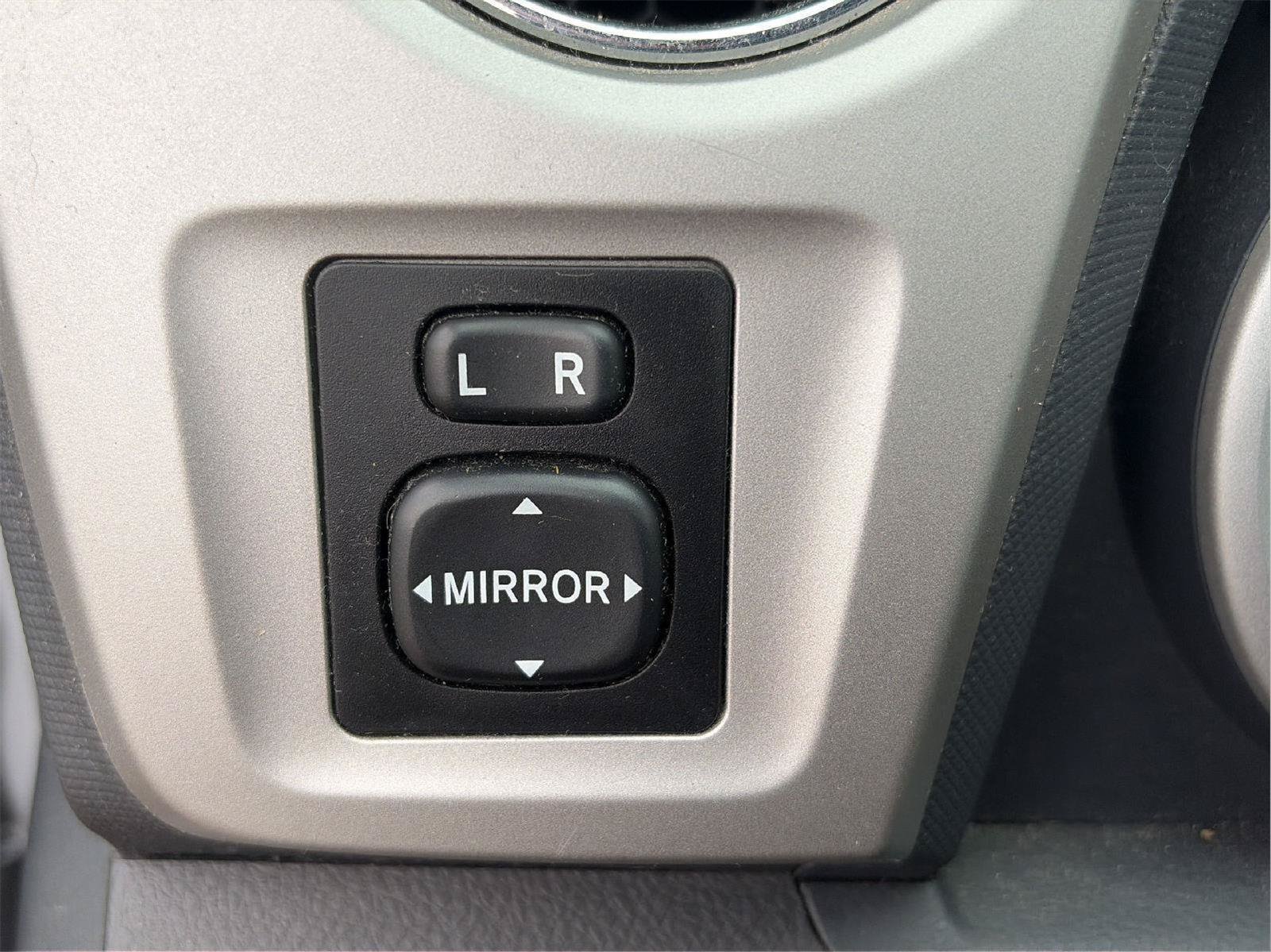 Used 2009 Pontiac Vibe w/ Preferred Package FWD image 24